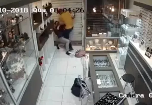 Câmera flagra ação dos bandidos em tentativa de assalto a joalheria