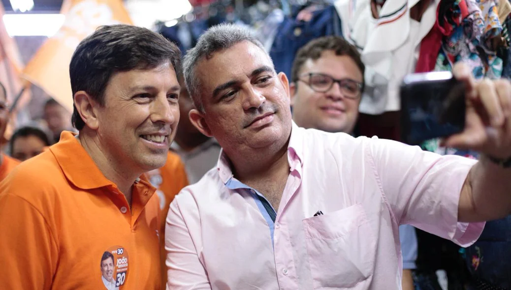 O candidato foi parado por populares que queriam registrar a presença de Amoêdo em Teresina