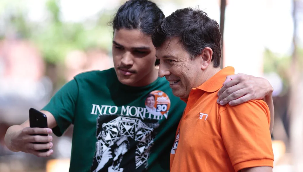 O candidato foi tietado por jovens