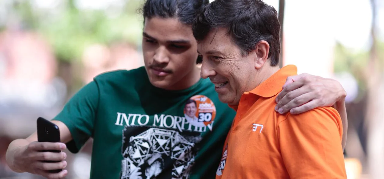 O candidato foi tietado por jovens