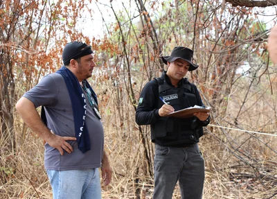 Peritos e agentes do DHPP estiveram no local realizando a perícia