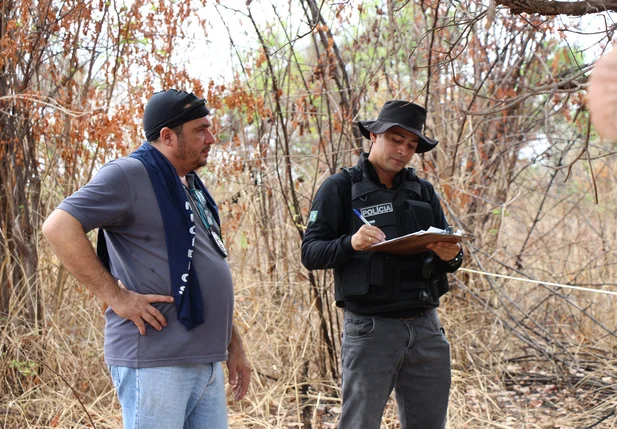 Peritos e agentes do DHPP estiveram no local realizando a perícia