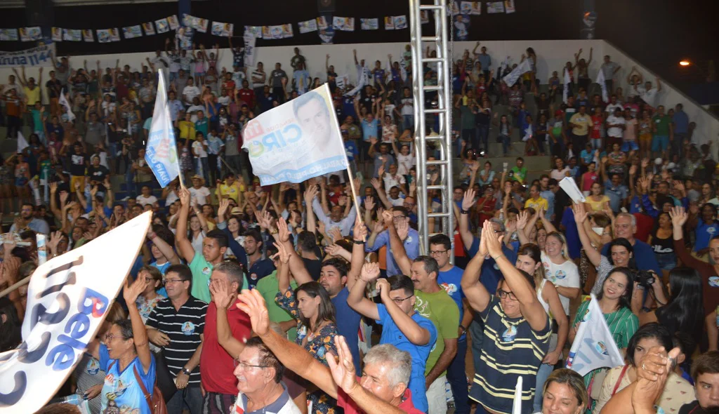Simpatizantes de Belê participam de comício