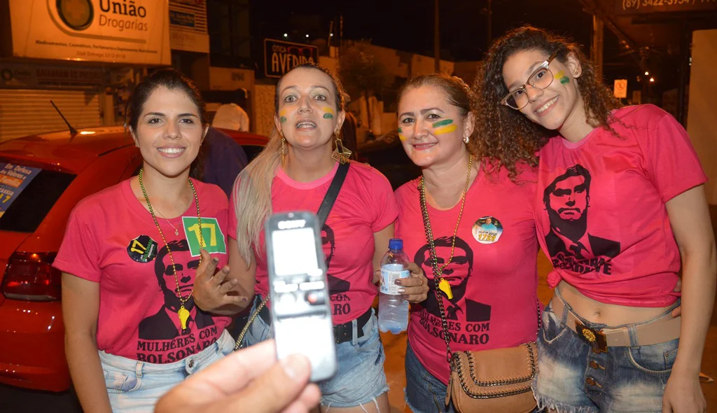 Ao lado das amigas, nutricionista Karine fala sobre apoio a Bolsonaro