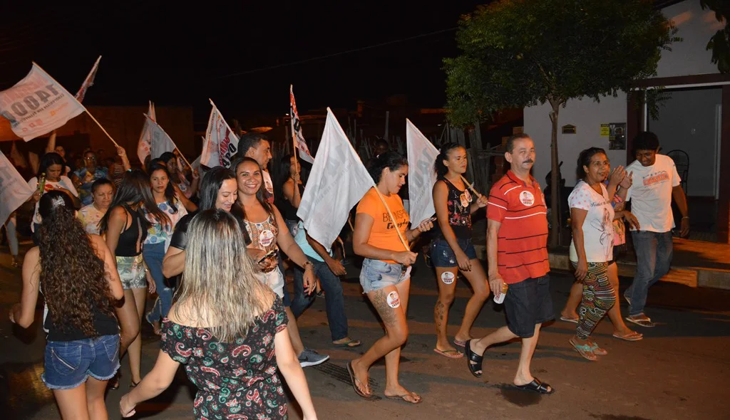 Apoiadores de Nerinho em caminhada no bairro Ipueiras