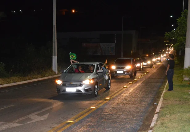 Apoiadores de Jair Bolsonaro realizam carreata em Picos