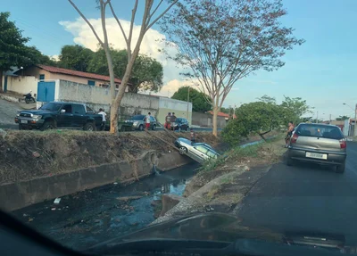 Carro cai em córrego em Teresina