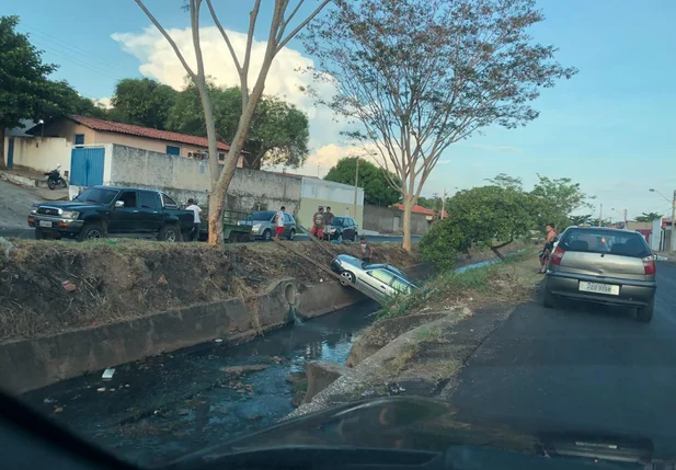 Carro cai em córrego em Teresina