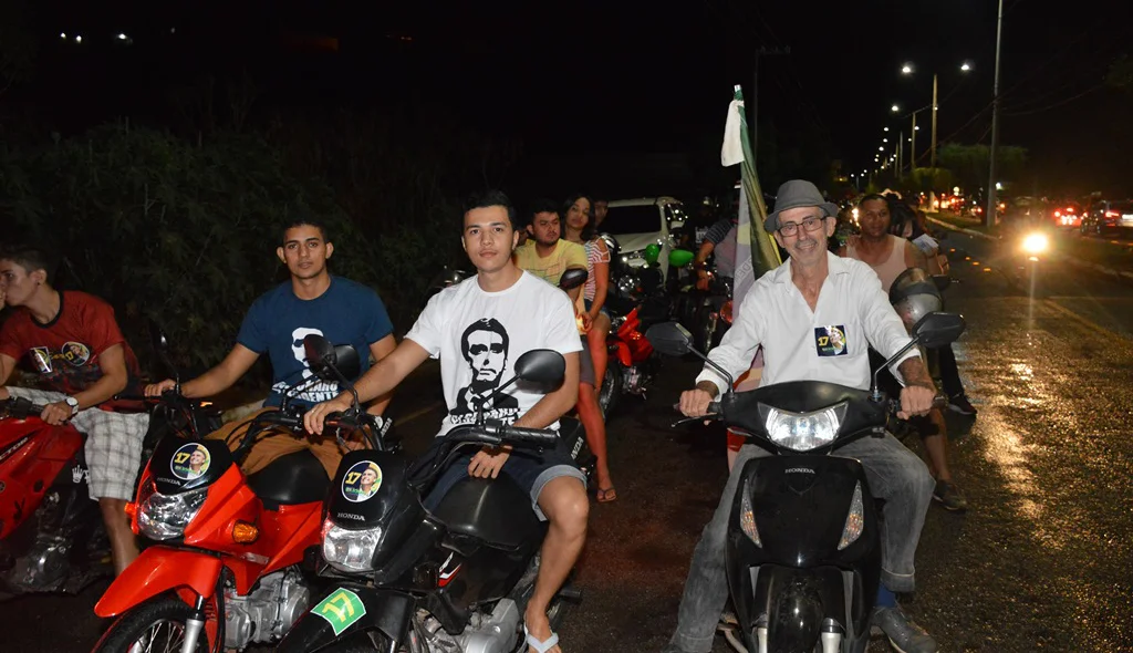 Douglas Nunes, à direita, mostrou-se emocionado com a manifestação