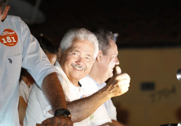 Elmano Férrer participa de caminhada