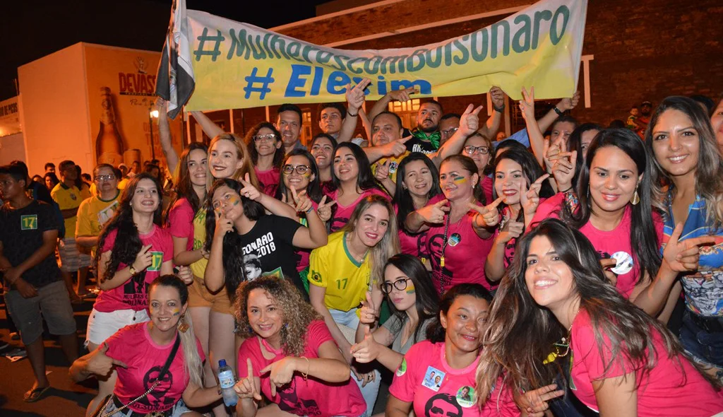 Mulheres demonstram apoio a Bolsonaro