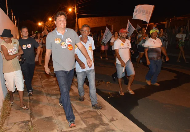 Deputado Nerinho encerra campanha em Picos com caminhada