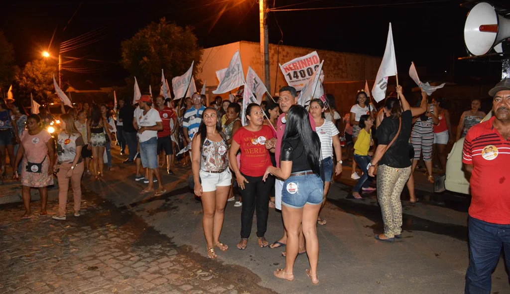 Simpatizantes acompanham Nerinho em caminhada