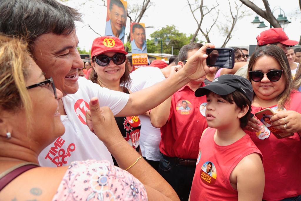 Wellington Dias participa de caminhada em Teresina