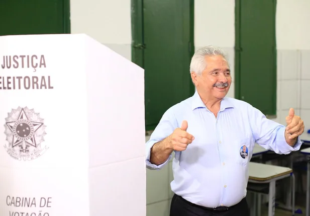 Candidato Elmano Férrer votou na Unidade Escolar Darcy Araújo