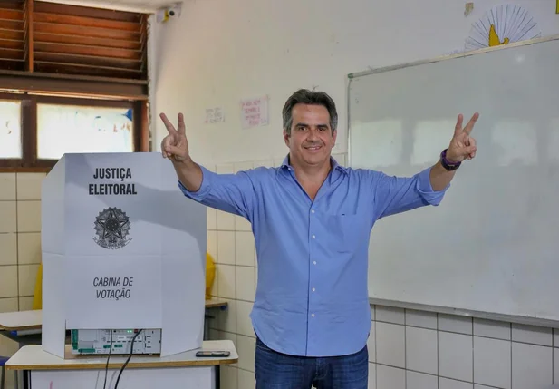 Senador Ciro Nogueira vota ao lado da família 