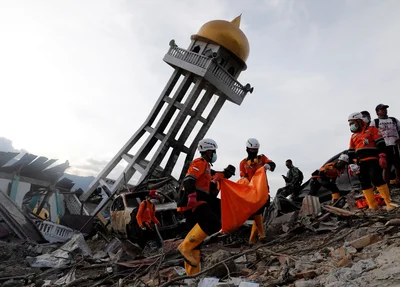 Corpo é retirado dos escombros após terremoto na Indonésia