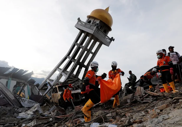 Corpo é retirado dos escombros após terremoto na Indonésia