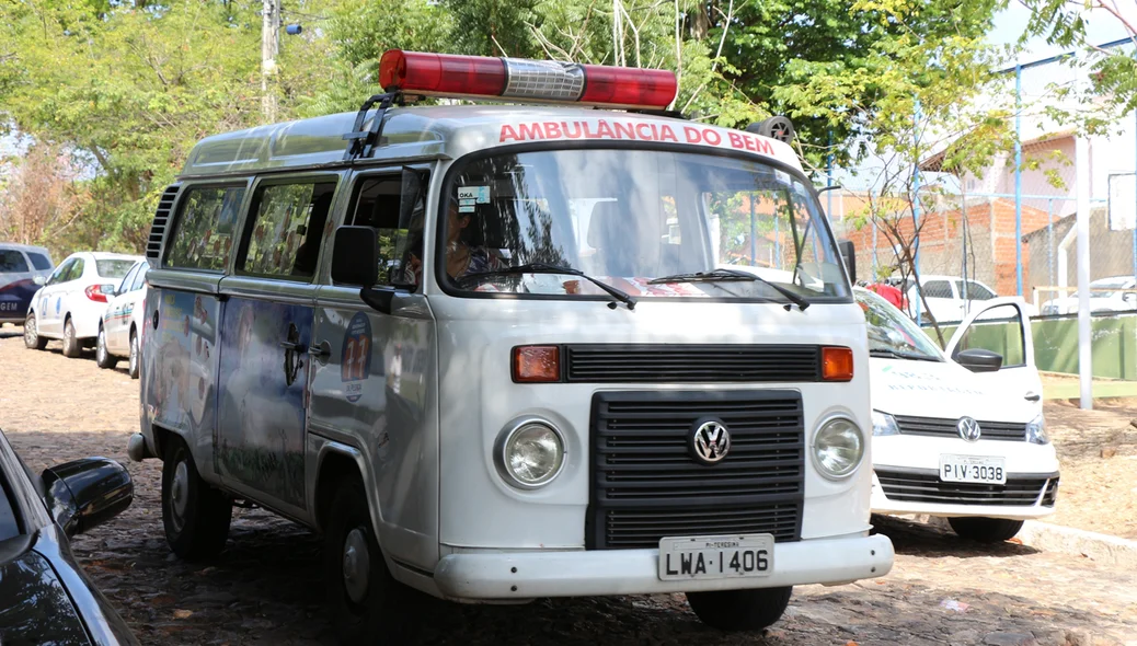Dr. Pessoa chega em uma kombi com seus apoiadores