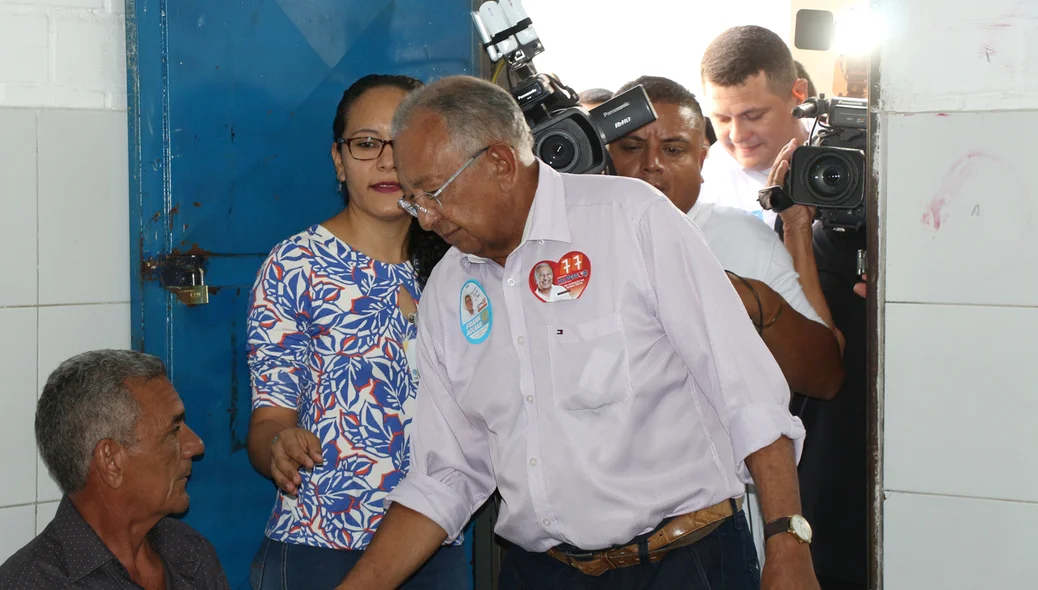 Dr. Pessoa interage com a população
