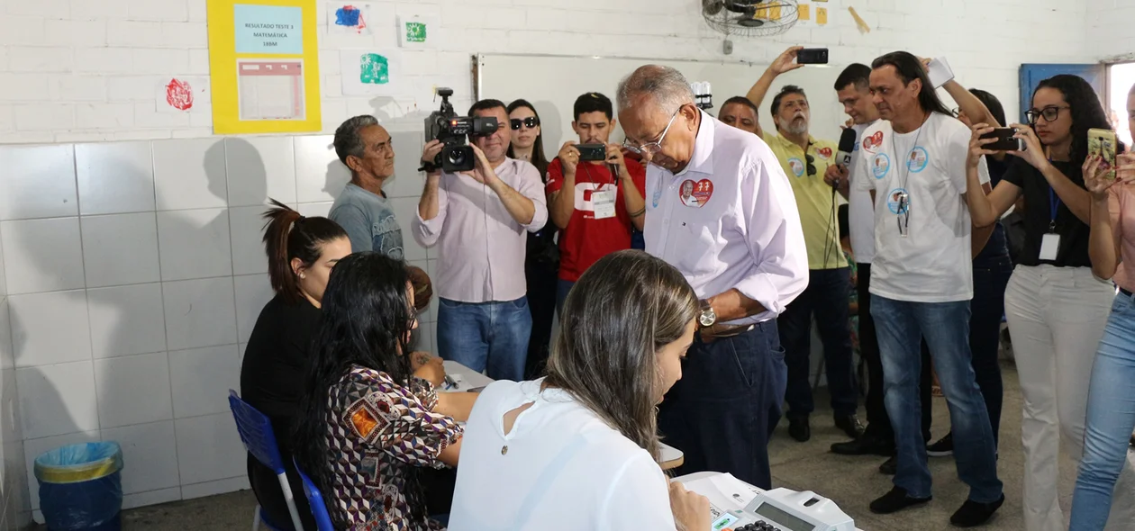 Dr. Pessoa vota em um colégio no bairro Lourival Parente
