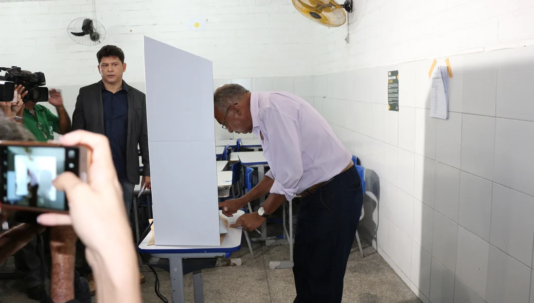Dr. Pessoa vota na manhã deste domingo (07)