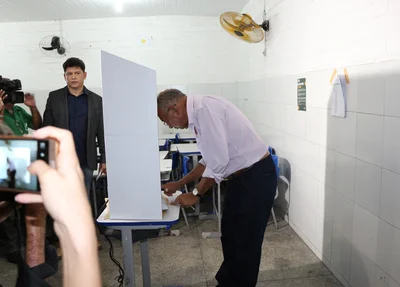 Dr. Pessoa vota na manhã deste domingo (07)