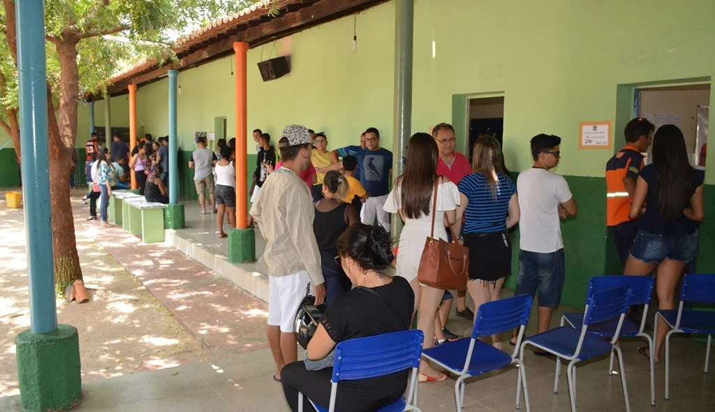 Eleitores enfrentam fila na Unidade Escolar Landri Sales