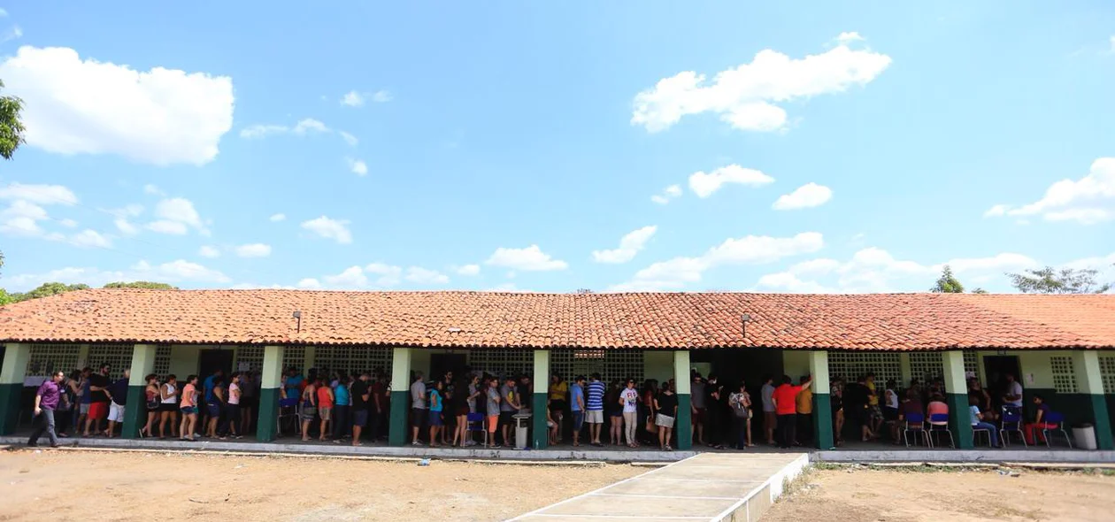 Eleitores enfrentam longas filas para votar em Teresina