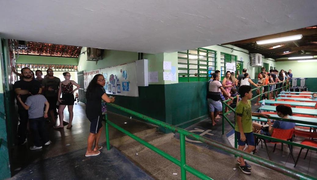 Eleitores na fila esperando para votar