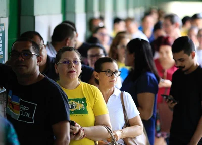 Eleitores na fila para votação em Teresina
