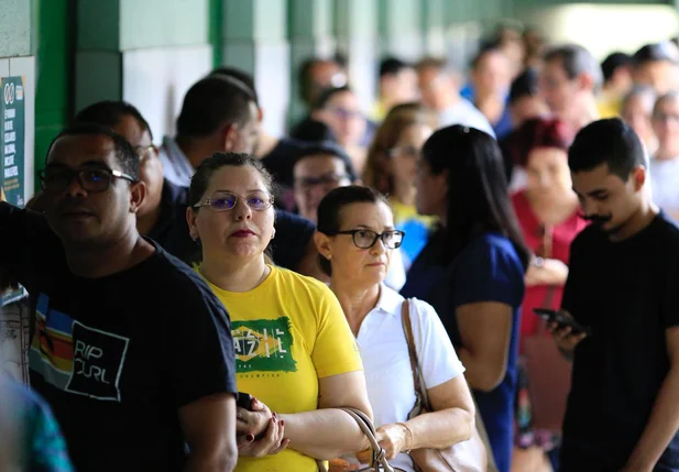 Eleitores na fila para votação em Teresina