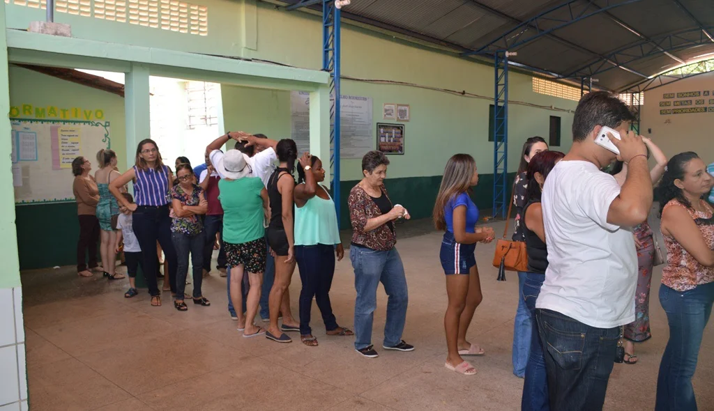 Eleitores picoenses agudam na fila momento de votar. 