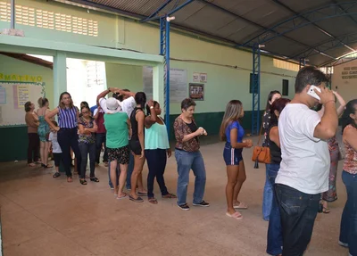 Eleitores picoenses agudam na fila momento de votar. 