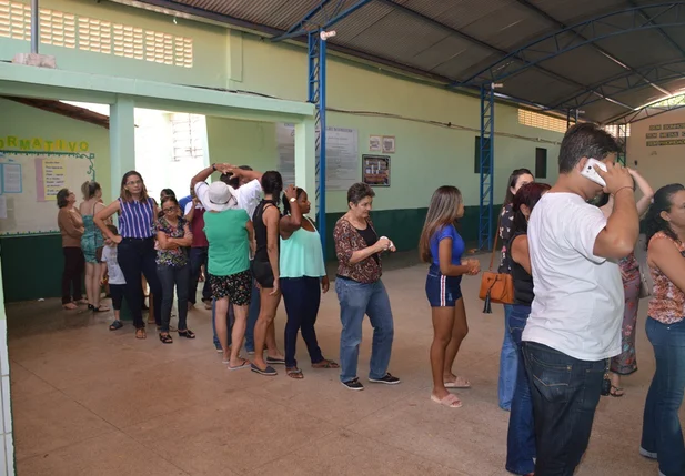 Eleitores picoenses agudam na fila momento de votar. 