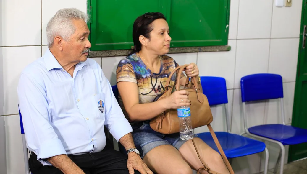 Elmano aguardando pra votar 