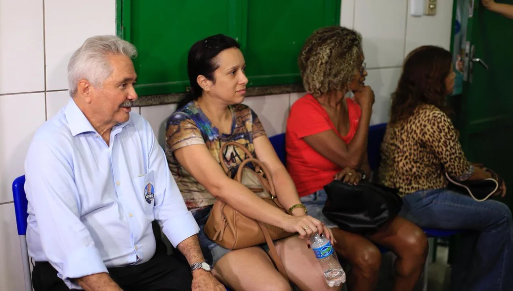 Elmano Férrer esperando na fila 