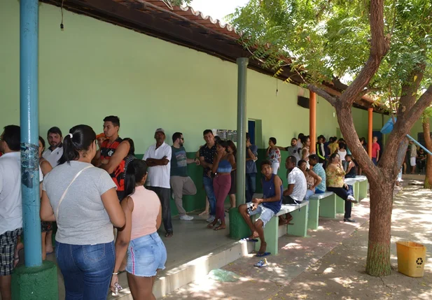 Eleitores enfrentam logas filas para votar em Picos