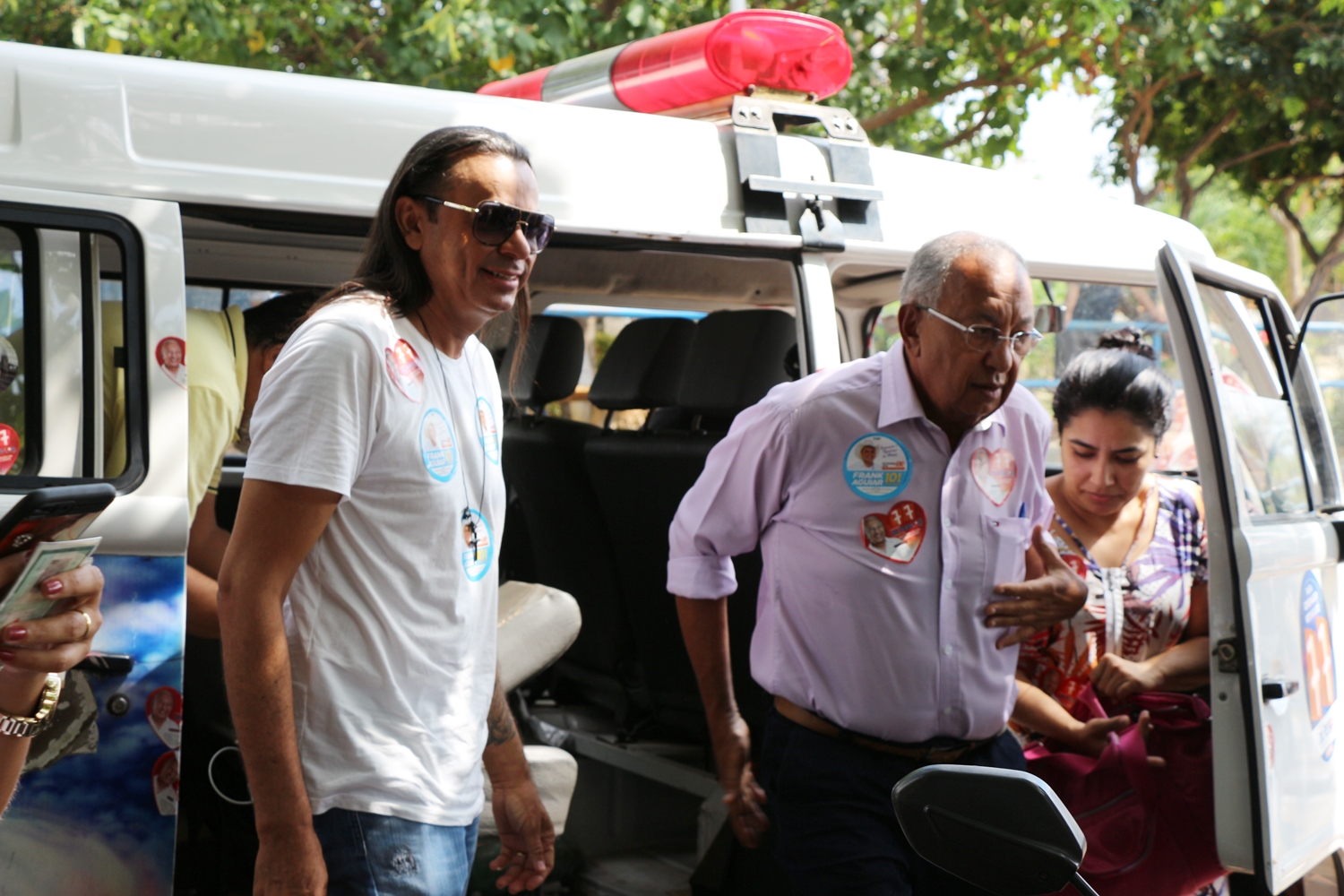 Frank Aguiar acompanha Dr. Pessoa durante a votação