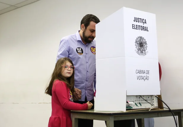 Guilherme Boulos vota em São Paulo