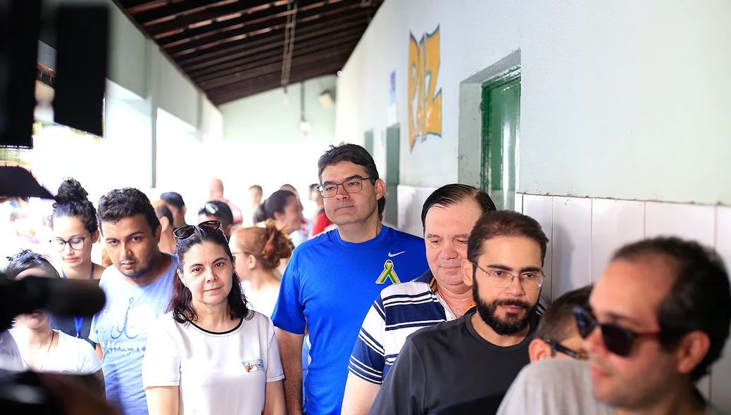Luciano esperando na fila 