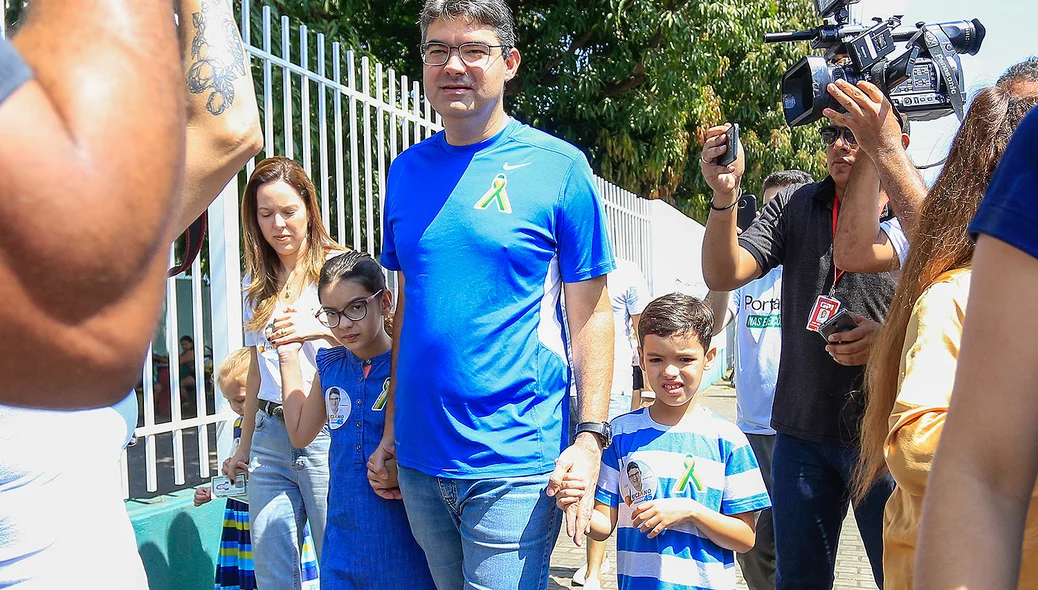Luciano Nunes chegou com a família no seu local de votação 