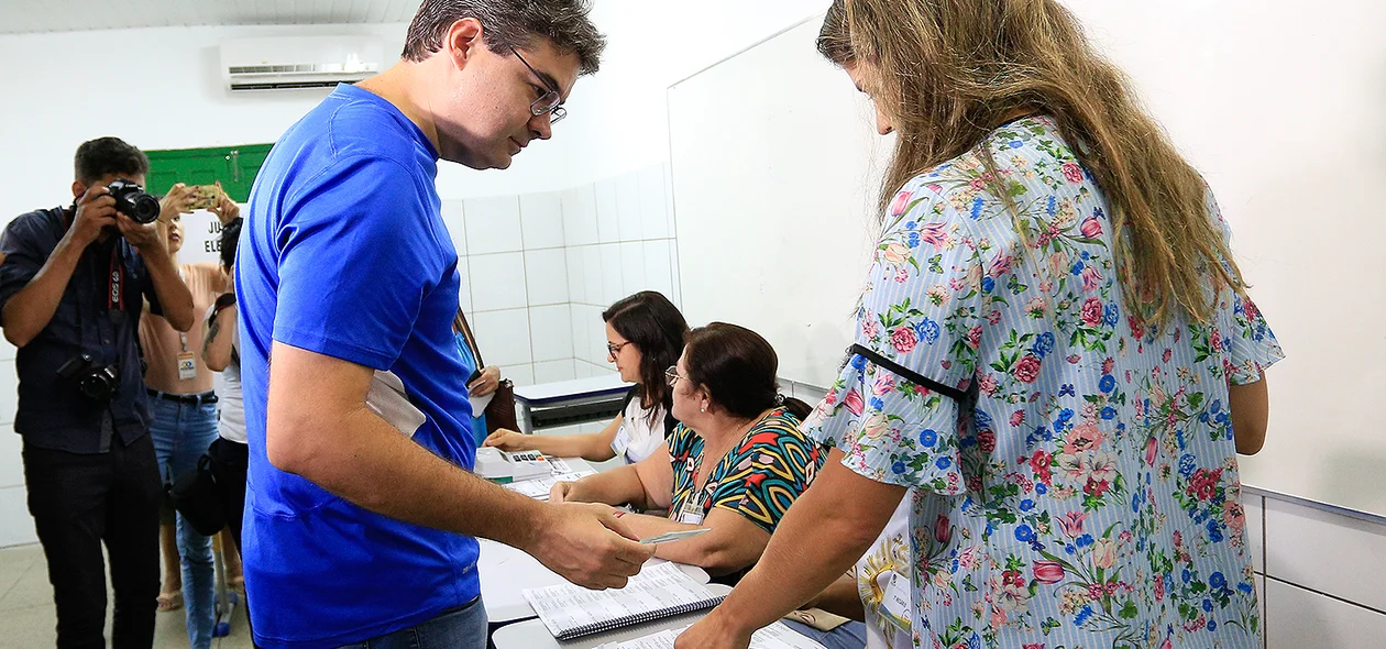 Luciano Nunes com os mesários