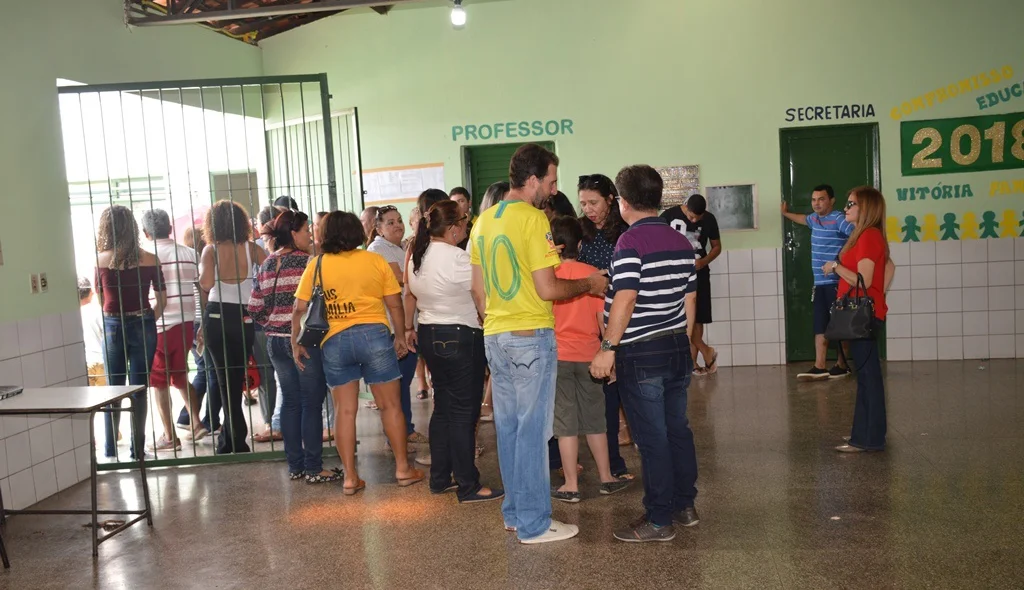 Na Unidade Escolar Coelho Rodrigues eleitores enfrentam filas