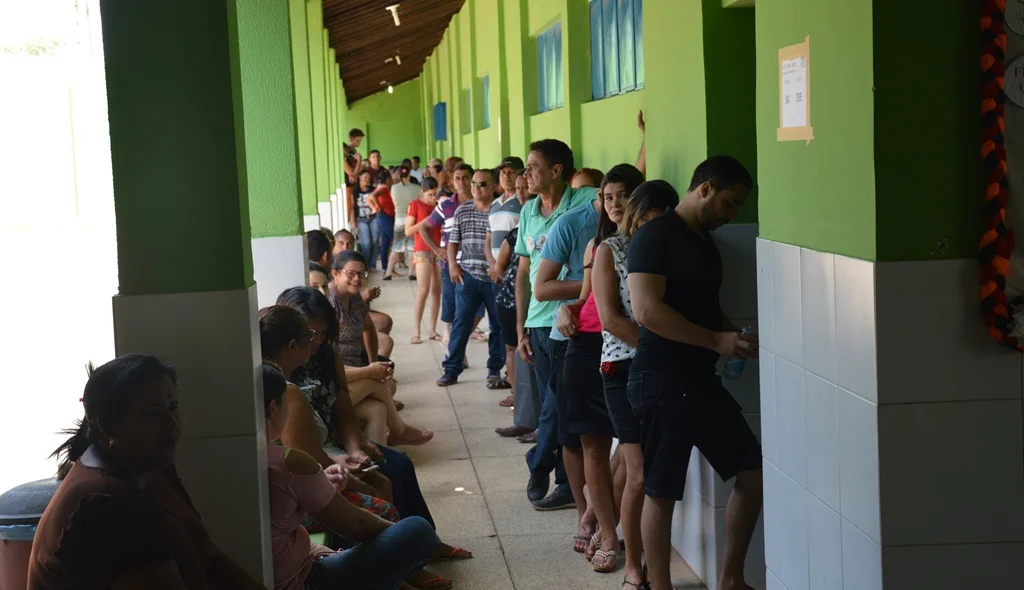 Na Unidade Escolar Petrônio Portela eleitores também enfrentam filas