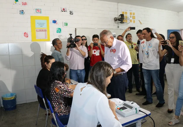 Dr. Pessoa vota no Lourival Parente  