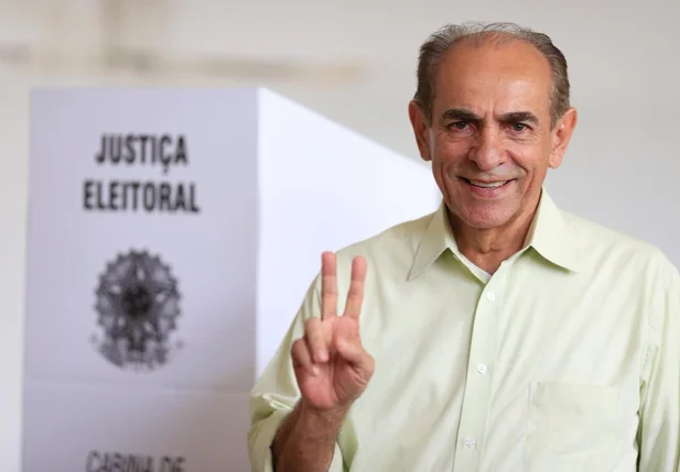 Candidato ao Senado Marcelo Castro vota no Liceu Piauiense
