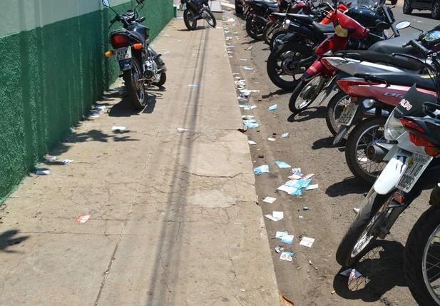 Santinhos jogados próximo a seções eleitorais