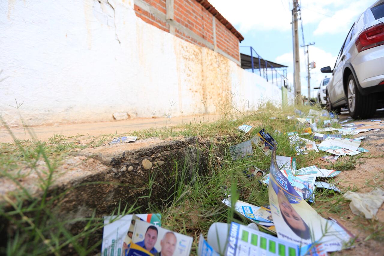 Santinhos são encontrados próximo a seção eleitoral