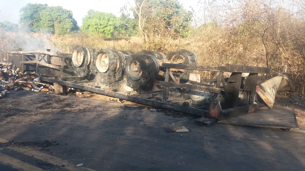 Caminhão ficou destruído após incêndio na BR-135